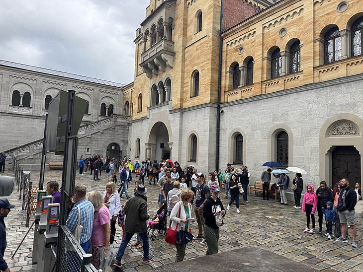 Besucher im Innenhof Schloss Neuschwanstein - hinein kommt man nur mit gebuchter Führung (©Foto: Martin Schmitz) 